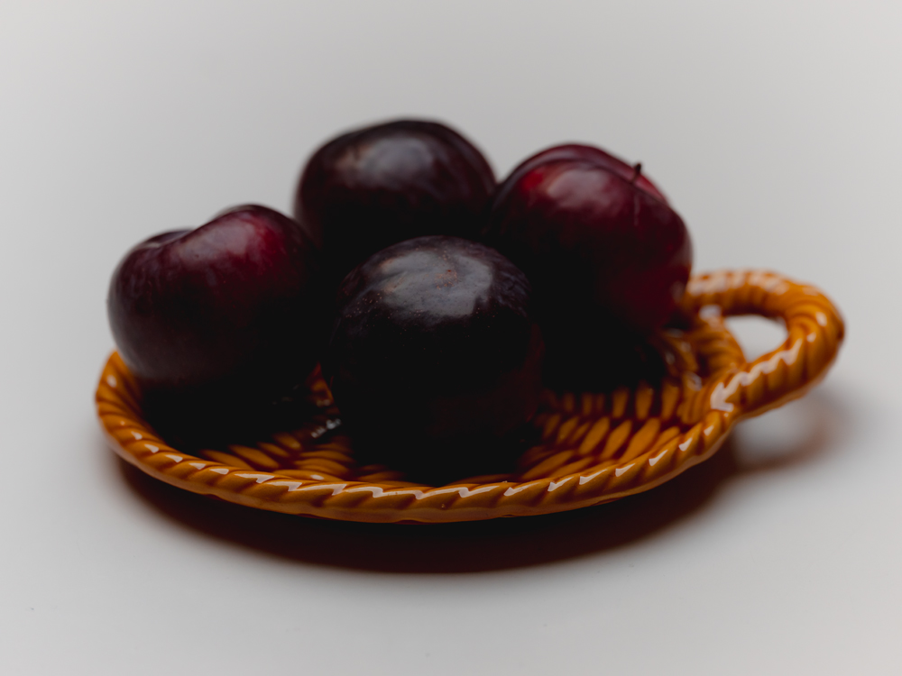 prumes on a yellow dish, photo by jeroen van de gruiter, 2023